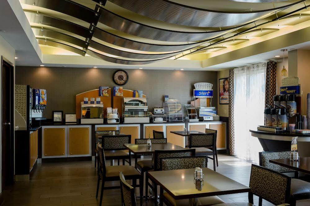 Holiday Inn Express & Suites - Oxford By Ihg Экстерьер фото
